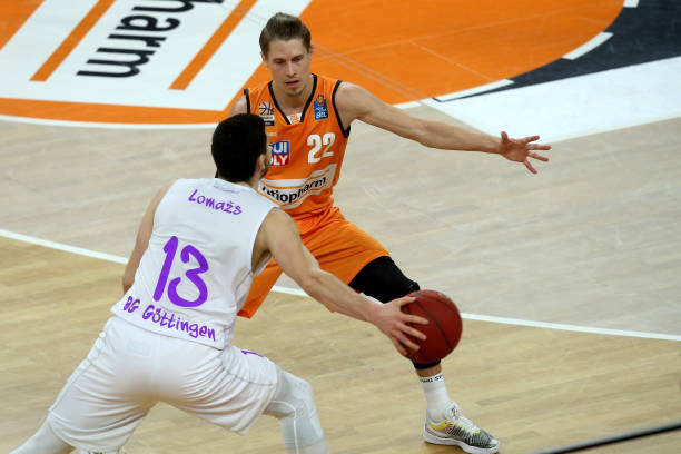 代足球转会 代足球转会